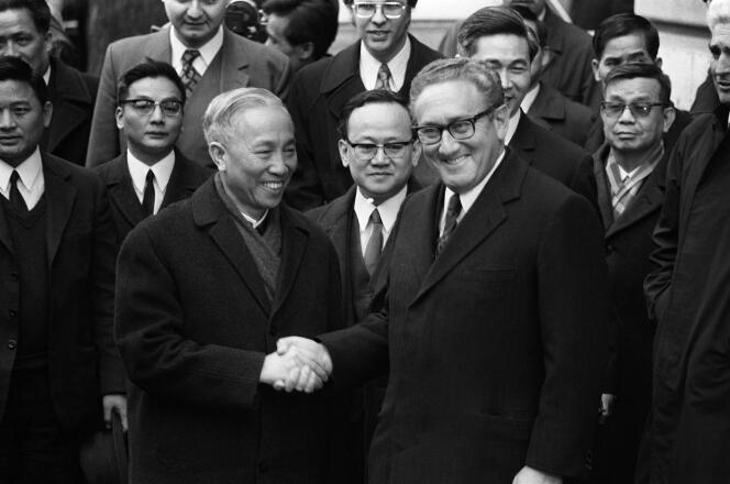 US National Security Advisor Henry Kissinger (R) shakes hand with Duc Tho, leader of North-Vietnamese delegation, after the signing of a ceasefire agreement in Vietnam War, 23 January in Paris.