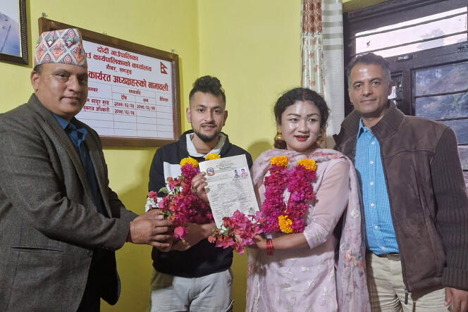 Les premiers mariés de même sexe, Surendra Pandey et Maya Gurung, lors de l’enregistrement officiel de leur mariage, le 29 novembre 2023, à Dordi, un village au centre du Népal. 
