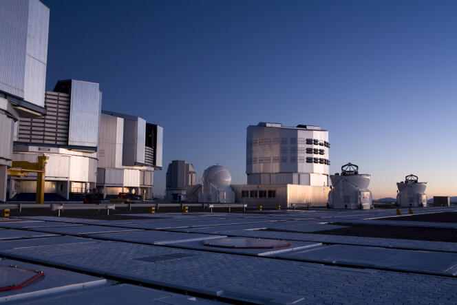 Les dômes du Very Large Telescope, à l’aube, en février 2010.