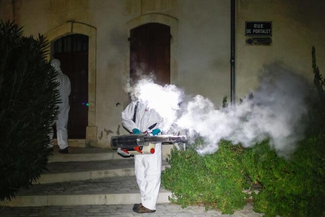 Operación nocturna de control de mosquitos en el pueblo de Boulbon (Bouches-du-Rhône), 27 de septiembre de 2023.