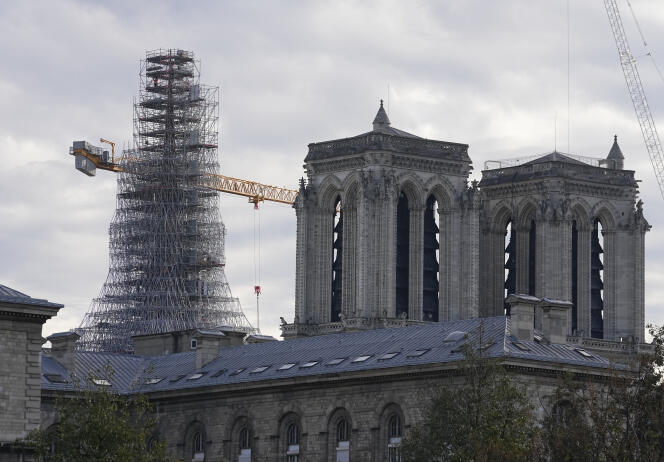 La nouvelle flèche de la cathédrale Notre-Dame de Paris en cours d'installation, le 30 novembre 2023, à Paris.