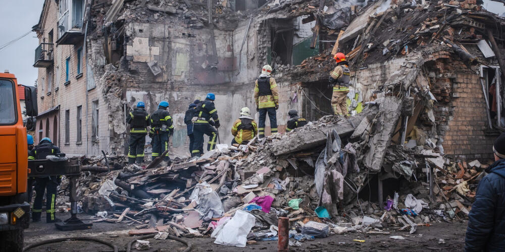 Les secours interviennent après qu’un immeuble a été fortement endommagé par un bombardement russe, dans la ville de Novohrodivka, dans la région de Donetsk, le 30 novembre 2023.