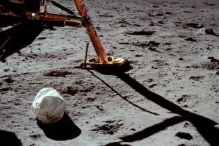 Pourquoi y a-t-il des excréments humains sur la Lune ? Comprendre en trois minutes