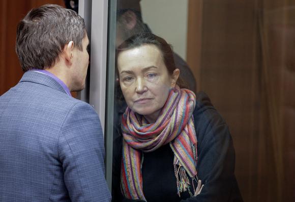 Alsou Kurmasheva con un avvocato in tribunale a Kazan, Russia, 1 dicembre 2023.