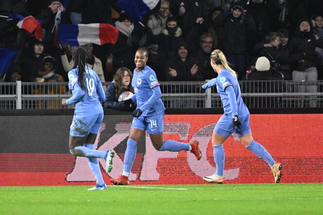 Marie-Antoinette Katoto (nr. 14) viert haar doelpunt tegen Oostenrijk, op 1 december 2023, in Rennes.