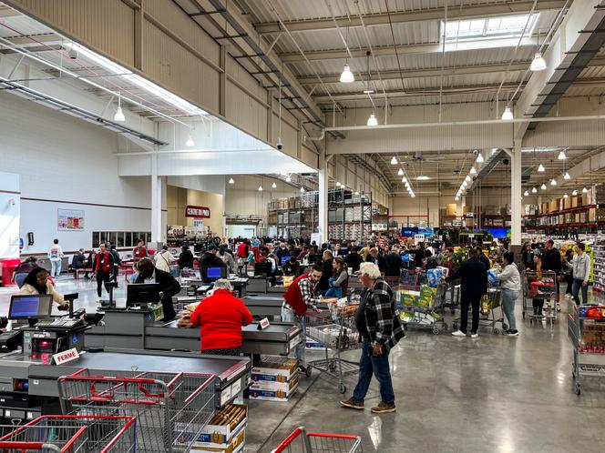 En un almacén de CostCo, gigante estadounidense de la distribución low cost, en Pontault-Combault (Sena y Marne), en abril de 2023.