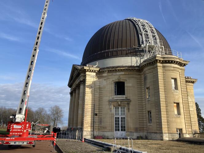 Antes de ser reensambladas en el gran telescopio del Observatorio Meudon (Altos del Sena), el 29 de noviembre de 2023, las lentes tuvieron que pasar mediante una grúa a través de la ventana de la cúpula.