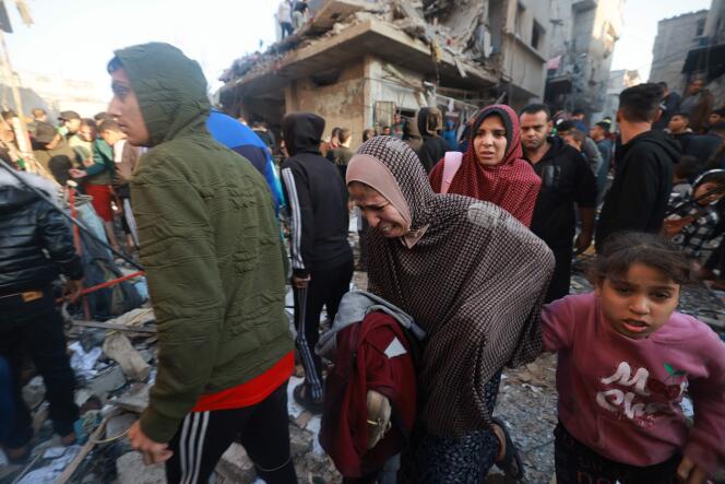 Los palestinos evacuan una zona bombardeada del campo de refugiados de Rafah en el sur de la Franja de Gaza el 1 de diciembre de 2023, mientras se reanudan los combates.