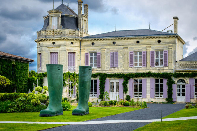 A l’entrée du château Chasse-Spleen, à Moulis-en-Médoc (Gironde), en 2019, les bottes gigantesques de l’artiste Lilian Bourgeat, évocation des vendanges.