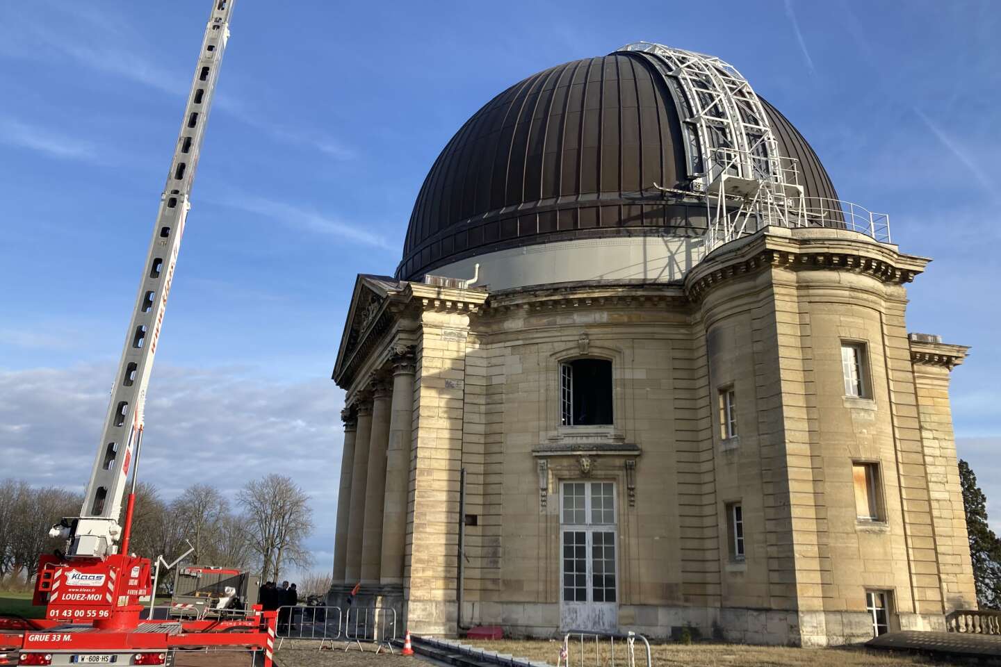 Das große Teleskop des Meudon-Observatoriums deckt die Sicht ab