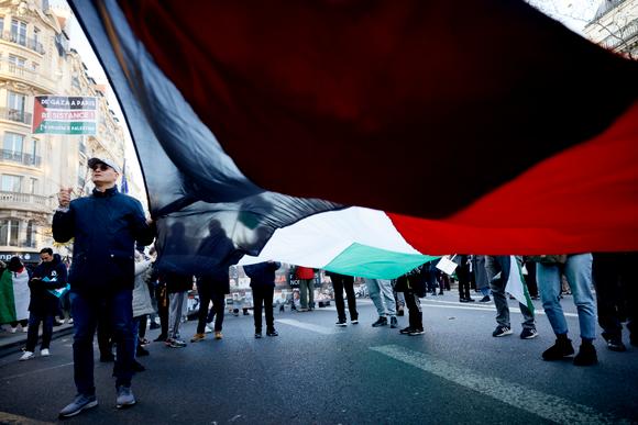 Des manifestants défilent lors du rassemblement propalestinien à Paris, le 2 décembre 2023.