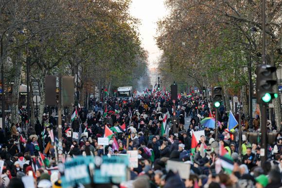 Le cortège de la manifestation propalestinienne à Paris, le 2 décembre 2023.