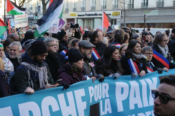 Le leader de La France insoumise, Jean-Luc Mélenchon, participe à la manifestation propalestinienne à Paris, le 2 décembre 2023.