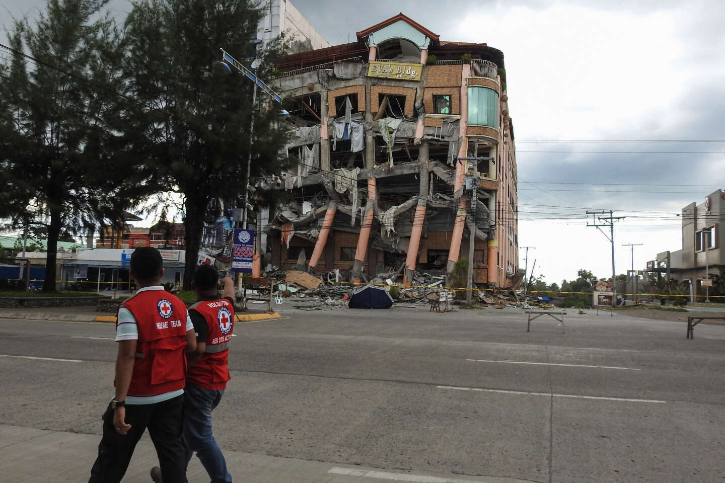 De Filippijnen waarschuwen voor een verwoestende tsunami na een krachtige aardbeving