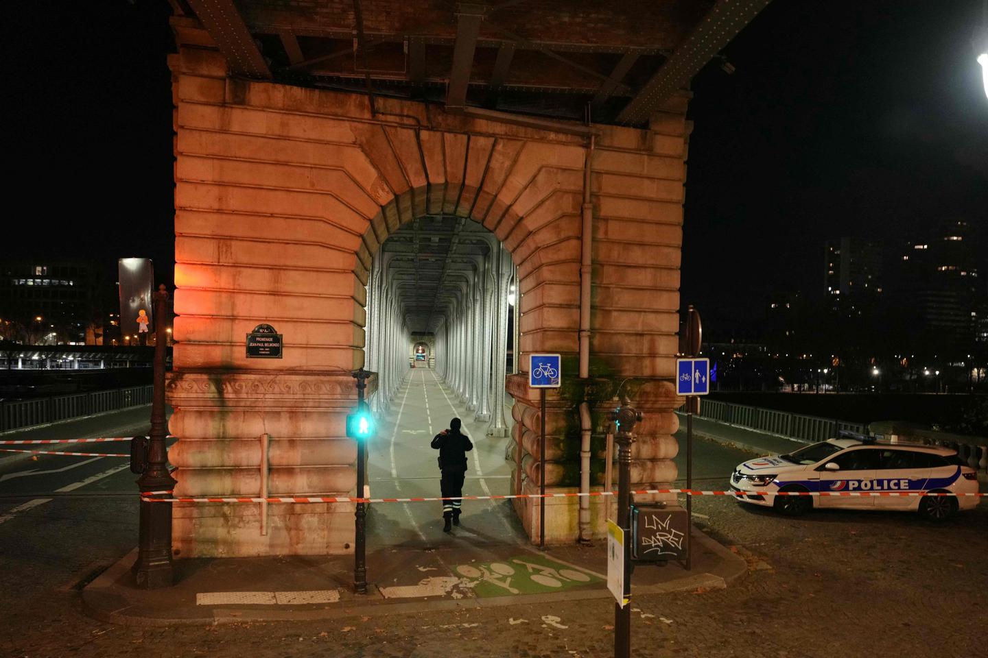 La Fiscalía Antiterrorista iniciada tras un atentado que dejó un muerto y dos heridos en París, el atacante, ya condenado por terrorismo, fue detenido