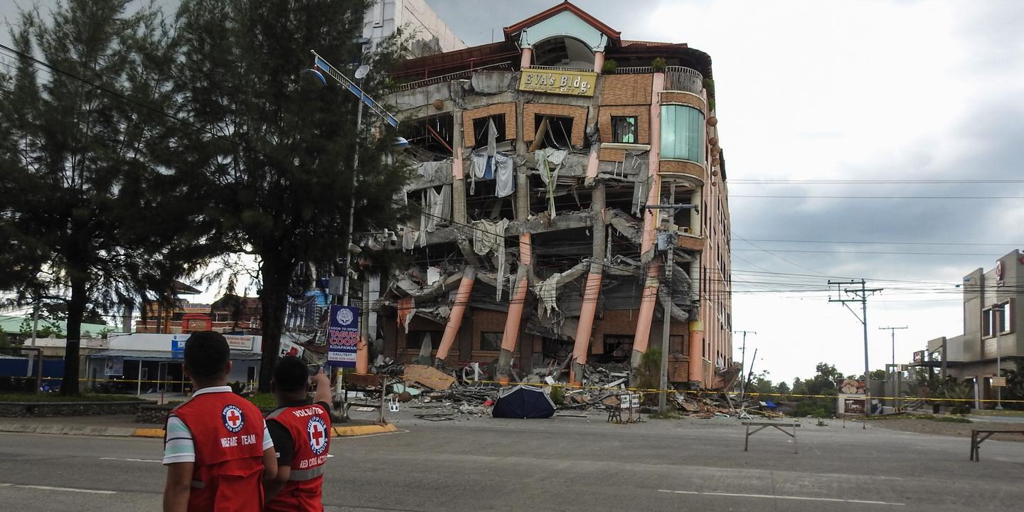 Les Philippines donnent l’alerte pour un « tsunami destructeur » après un puissant séisme