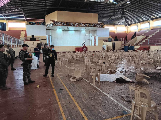 Les forces de l'ordre enquêtent sur les lieux d'une explosion survenue lors d'une messe catholique dans un gymnase de l'Université d'État de Mindanao à Marawi, aux Philippines, le 3 décembre 2023.