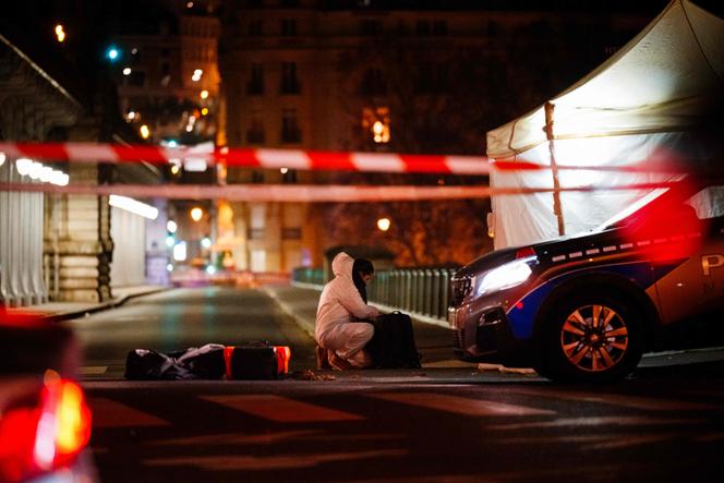 Un agent de la police scientifique travaille près du lieu où s’est déroulée l’attaque au couteau à Paris, le 2 décembre 2023.