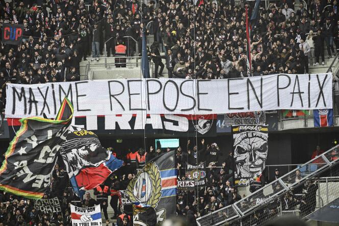 Pancarta en memoria del aficionado del Nantes fallecido el 2 de diciembre de 2023, al margen del partido Nantes-Niza, desplegada por los aficionados del PSG en el estadio Océane, en Le Havre, el 3 de diciembre de 2023.