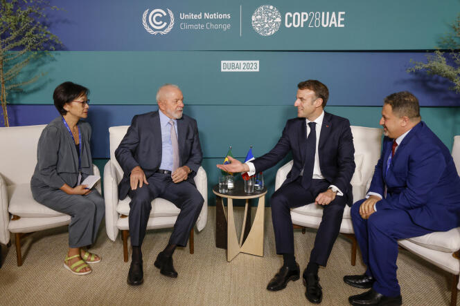 Les présidents français, Emmanuel Macron, et brésilien, Luiz Inacio Lula da Silva, lors d’une rencontre bilatérale en marge de la la COP28, à Dubaï, le 2 décembre 2023.