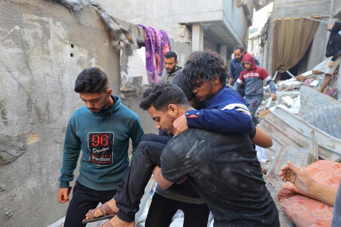 Un homme blessé est transporté après qu’une maison a été touchée par un bombardement israélien à Khan Younès, dans le sud de la bande de Gaza, le 3 décembre 2023.