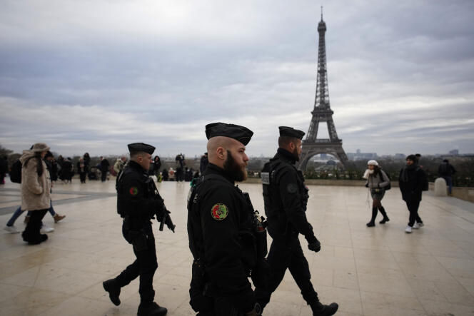 Los gendarmes patrullan el Trocadéro, en París, el 3 de diciembre de 2023, cerca del lugar del atentado que dejó un muerto el día anterior.