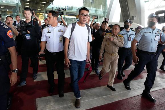 Awat Suriyasri, un ostaggio tailandese rilasciato da Hamas, al centro, lascia l'aeroporto internazionale di Suvarnabhumi nella provincia di Samut Prakarn, Thailandia, lunedì 4 dicembre 2023.