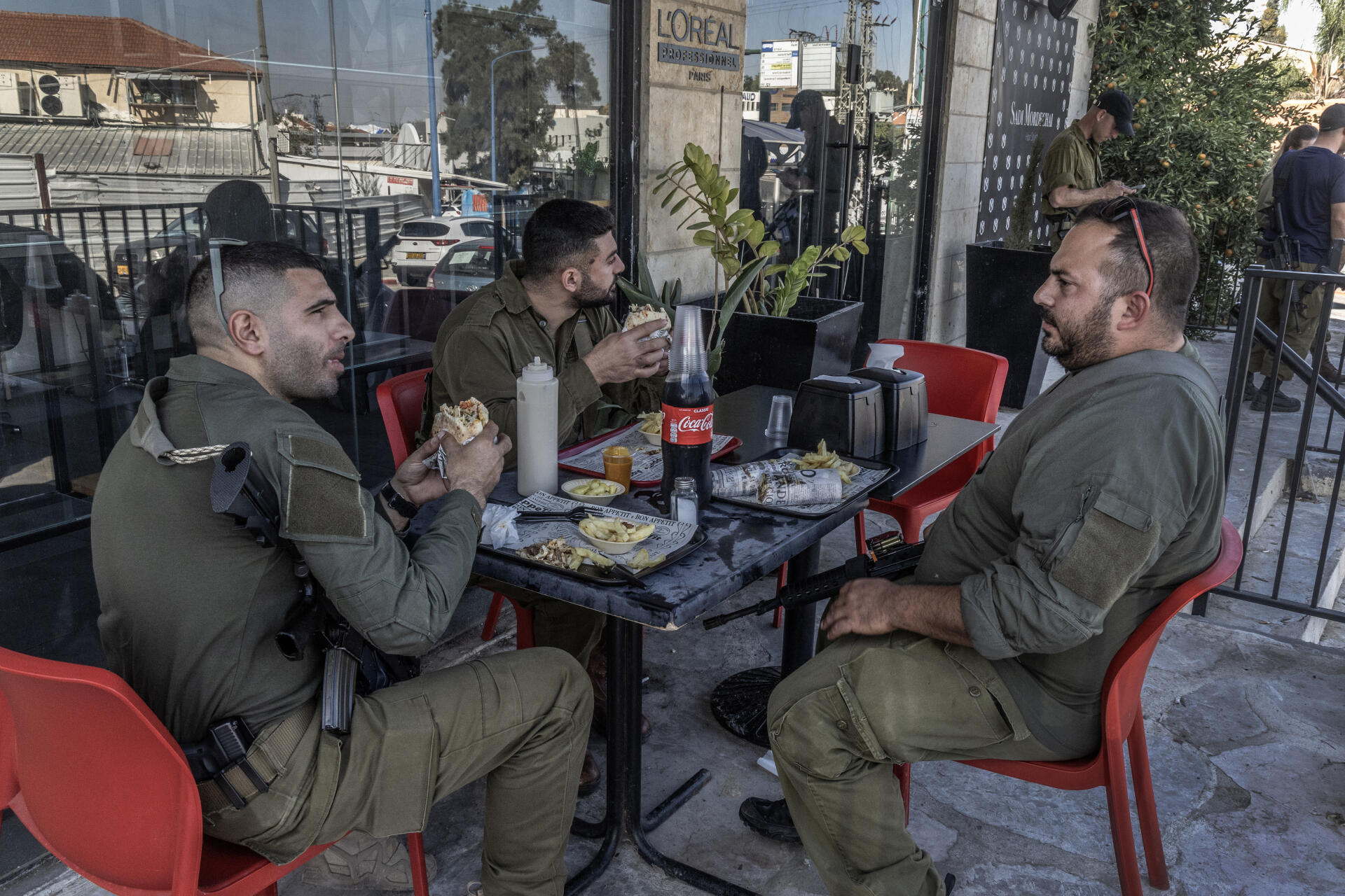 Soldiers eating in Sderot, December 3, 2023.