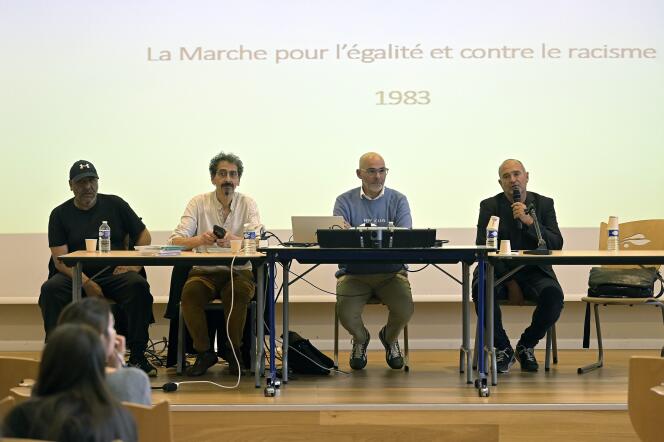 Arbi Zergui, Farid L'Haoua y Toumi Djaidja, tres de los caminantes históricos de 1983, durante una conferencia dirigida por Yvan Gastaut, historiador (derecha), en Vénissieux (Ródano), el 23 de mayo de 2023.