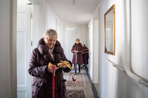 Danièle Chodorge and Marie Lesprit, in their apartment in Metz, November 22, 2023.