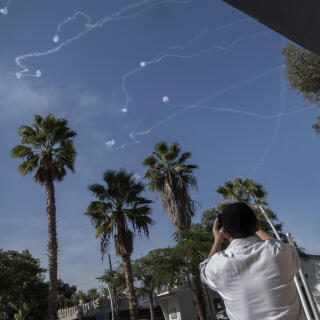 Sderot, Israel, December 3, 2023.

A resident of Zderot films Iron Dome explosions on a dozen rockets fired at Sderot by Hamas from Khan Yunes in the Gaza Strip.
Four of them were not intercepted by the defense system and hit the town.

Photo Laurent Van der Stockt pour Le Monde
