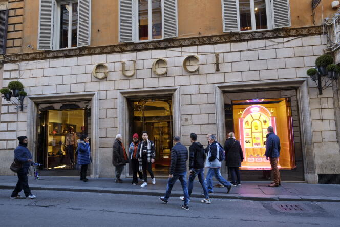 Devant une boutique Gucci, le 4 décembre 2017, à Rome.