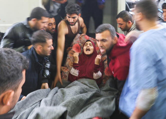 Un palestino herido es llevado al Hospital Nasser, después de los ataques israelíes contra la escuela Ma'an al este de Khan Younes, en el sur de la Franja de Gaza, el 5 de diciembre de 2023.