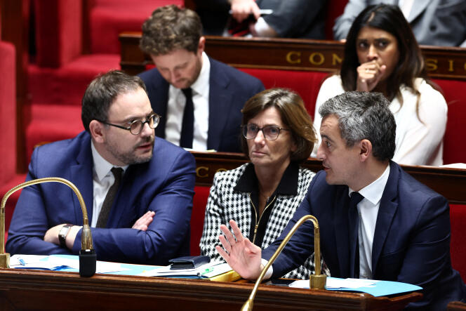 El ministro de Salud, Aurélien Rousseau, la ministra de Profesiones Sanitarias, Agnès Firmin Le Bodo, y el ministro del Interior, Gérald Darmanin, en la Asamblea Nacional en París, el 5 de diciembre de 2023. 