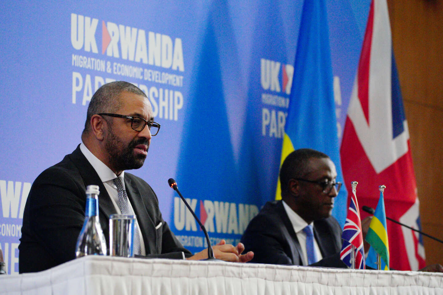 Le Royaume-Uni signe un nouveau traité avec le Rwanda pour durcir sa politique migratoire