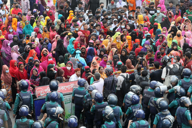 Un rassemblement d’ouvriers du textile manifestant à Dacca, la capitale du Bangladesh, le 12 novembre 2023.