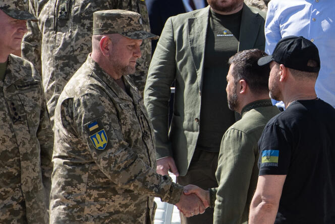 Le chef d’état-major ukrainien Valeri Zaloujny et le président ukrainien Volodymyr Zelensky, lors des commémorations du 24 août, jour de l’indépendance de l’Ukraine, à Kiev.