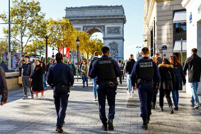 La police patrouille sur l’avenue des Champs-Élysées, à Paris, le 16 octobre 2023.