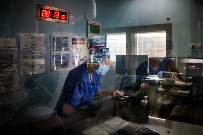 Une infimière dans une salle d’opération de l’hôpital de la Croix-Rousse, à Lyon, le 26 septembre 2023.