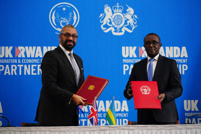 Le ministre britannique de l’intérieur James Cleverly (à gauche) et le ministre rwandais des affaires étrangères Vincent Biruta après la signature d’un nouveau traité, à Kigali, le 5 décembre 2023.