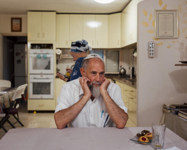 Le rabbin Yosef Artziel, chez lui, dans la colonie israélienne de Kedoumim, en Cisjordanie, le 12 novembre 2023.
