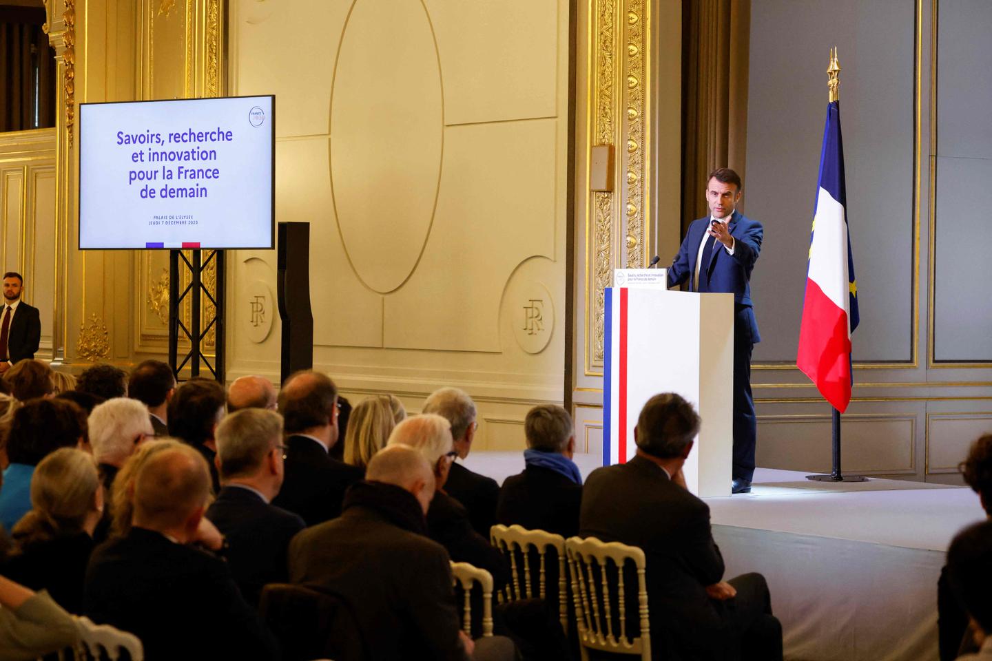 Macron asks to transform the way research is organized in France