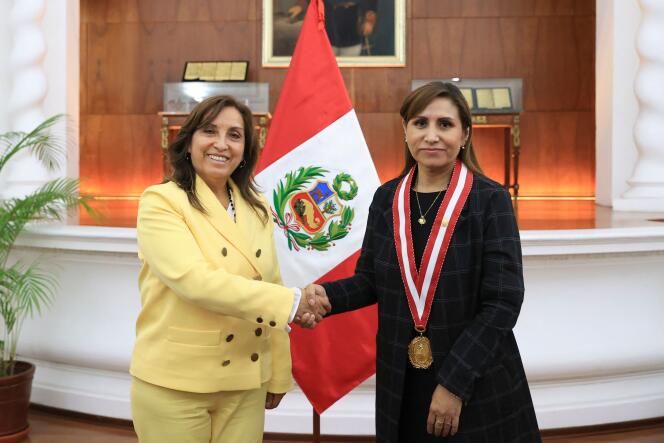 La presidenta de Perú, Dina Boluarte (izquierda), le da la mano a la fiscal general Patricia Benavides durante una reunión posterior a la ceremonia de juramentación de Boluarte en Lima, el 7 de diciembre de 2022.