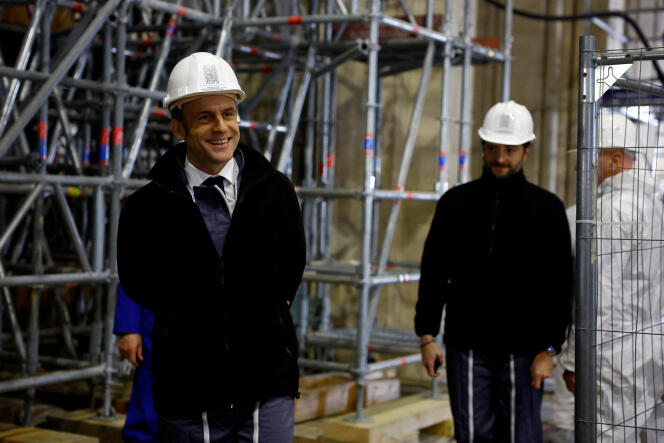 Emmanuel Macron Emmanuel Macron arrive dans la nef de la cathédrale Notre-Dame de Paris, pour visiter le chantier de l’édifice à un an avant sa réouverture au public, le 8 décembre 2023.