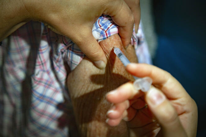 Una anciana recibe una dosis de vacuna contra el Covid-19, en una farmacia de Briançon (Altos Alpes), el 20 de octubre de 2023.