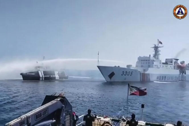 Questa immagine tratta da un filmato rilasciato dalla Guardia costiera filippina il 9 dicembre 2023 mostra una nave della Guardia costiera cinese (a destra) che utilizza un cannone ad acqua su una barca filippina vicino a Scarborough Shoal al largo della Cina meridionale.