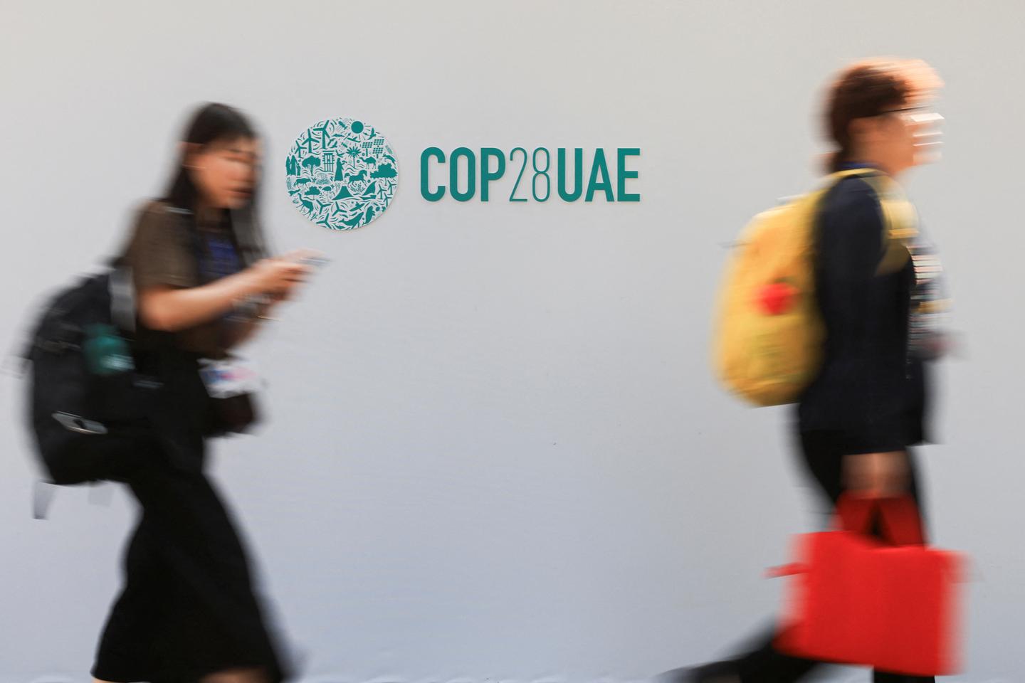 COP climate talks focus on fossil fuel deal