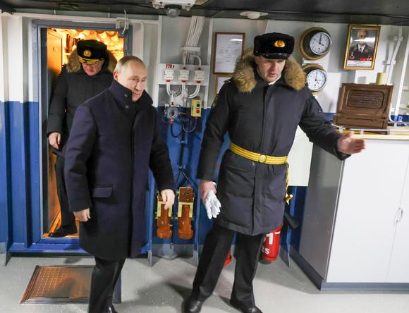 Vladimir Poutine visite la toute nouvelle frégate « Amiral-Kasatonov » , sur le chantier naval Sevmash, à Severodvinsk dans la région russe d’Archangelsk, le 11 décembre 2023.