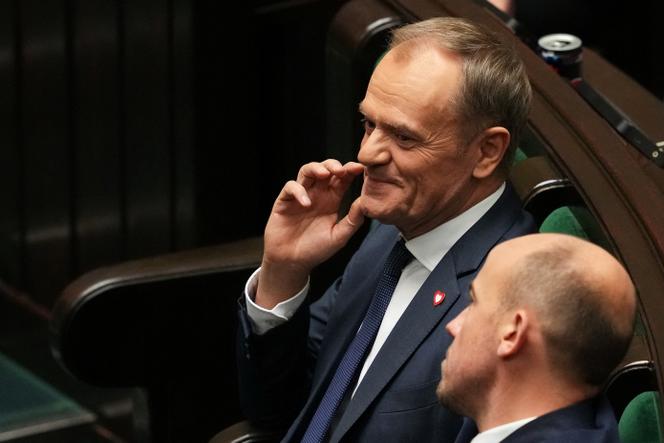 Donald Tusk, wybrany przez parlament na premiera w poniedziałek 11 grudnia 2023 r., przed objęciem urzędu w środę musi poddać się we wtorek wotum zaufania, aby formalnie zakończyć osiem lat rządów nacjonalistów w Polsce. 