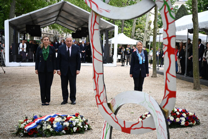 La présidente de l’Assemblée nationale Yael Braun-Pivet, le président du Sénat Gérard Larcher et la Première ministre Elisabeth Borne (de gaauche à droite), lors d’une cérémonie pour marquer l’abolition de l’esclavage et rendre hommage aux victimes de la traite négrière, au jardin du Luxembourg, à Paris, le 10 mai 2023.